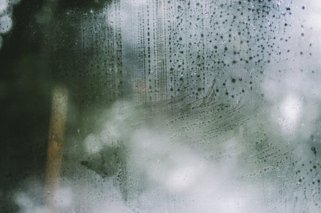Kondenswasser auf Fensterscheiben – Ursachen, Folgen und wirksame Maßnahmen Kondenswasser auf Fensterscheiben – Ursachen, Folgen und wirksame Maßnahmen